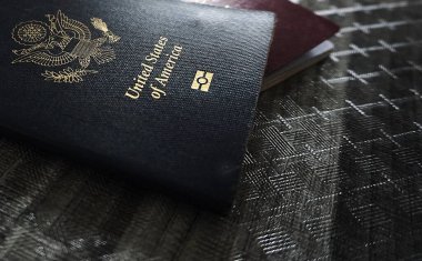 Pasaport yurtdışına seyahat için hazır, macerayı sembolize ediyor ve yeni hedefleri keşfediyor.