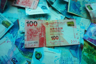 Hong Kong dolar banknotları çeşitli banknotlar, bir yüzey üzerinde renkli, kaotik bir düzenleme oluşturmak zenginlik ve finansal akışın sembolü.