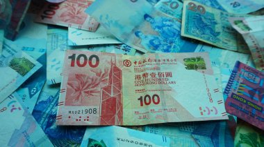 Kırmızı 100 Hong Kong doları görünür detaylar, kültürel semboller ve modern güvenlik özellikleri. Asya 'dan klasik bir bölgesel para birimi tasarımı.
