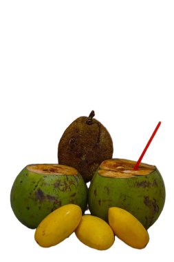 Bir marang, açık hindistan cevizi ve beyaz arka planda birkaç mango. Minimalist, parlak bir ortamda egzotik meyveler sergilenir.