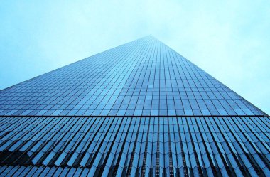 Gökyüzünü delip geçen modern bir cam ve çelikten devin altından bir ticaret merkezi. New York 'un gücünü ve yeniden doğuşunu simgeleyen anıtsal mimari.