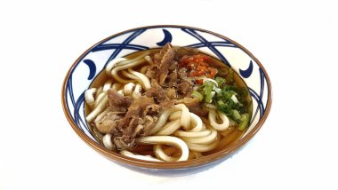 Çorba ve biftekle servis edilen lezzetli Japon eriştesi. Geleneksel Japon eriştesi çiğnenmiş ve kalın. Lezzetli, tatlı ve tuzlu bir tadı var..