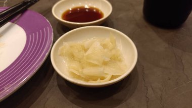 Tatlı zencefil, yemek boyunca taş masadaki suşi barında.