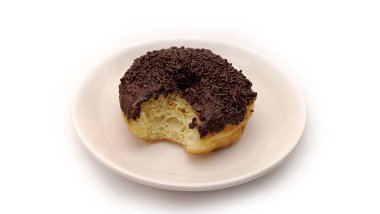 Beyaz arka planda ısırık izleri olan lezzetli çikolatalı çöreğin ön görüntüsü