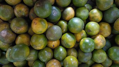 Taze Yeşil Portakallar 'ın gün boyunca piyasada en iyi görünümü. Endonezya yerel portakalları. Ekşi meyve