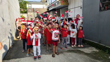 Endonezya Bağımsızlık Günü kutlamaları, 17 Ağustos 1945. Kırmızı ve beyaz süslemeli bayraklar sallayan çocuklar