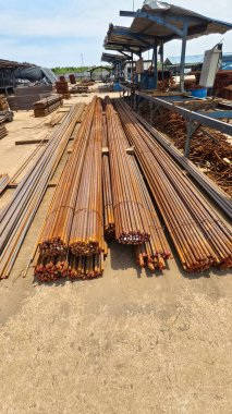 İnşaat için demir deposu. Uzun paslı çelik yığını. Açık hava