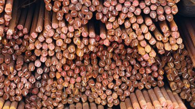 Paslı demir çubuklar, inşaat malzemeleri, doku ve arkaplan koleksiyonunun yan görünümü