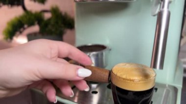 Evde kahve demlemenin nihai sonucu. Şeffaf bir fincanda servis edilen, bol kremalı, nefis bir espresso..