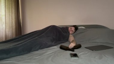 Bir adam yatakta uyanıyor ve bir gece öncesinden kalan birkaç boş bira şişesini fark ediyor. Hala yorgun hissediyor, sessiz bir sabah odasında uyumaya karar veriyor..