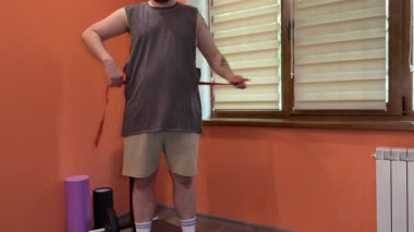 Genç bir adam spor salonunda belini ölçer. Sonuç onu hayal kırıklığına uğratmış, öfkeyle mezurayı yere fırlatmış ve ekrandan çıkmış..