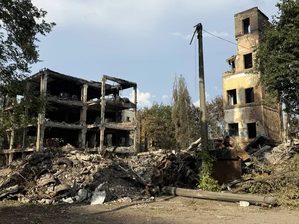 Bu fotoğraf, Ukrayna, Kyiv 'deki bir füze saldırısından sonra ağır hasar gören yerleşim dışı binaları gösteriyor. Duvarları tamamen tahrip olmuş tek bir beton yapı kaldı.. 