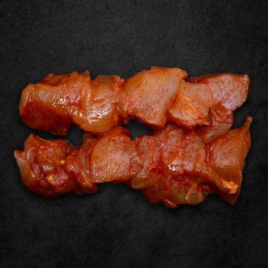 Çiğ tavuk eti resmi