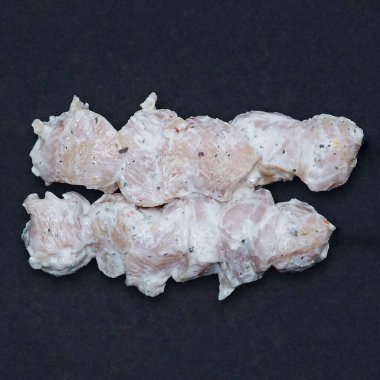 Çiğ tavuk eti resmi