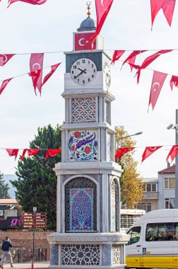 IZNIK, TURKEY - 08 Kasım 2022: Iznik 'in merkezindeki saat kulesi.