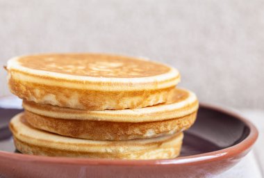 Işık arkaplanında izole edilmiş krep yığını