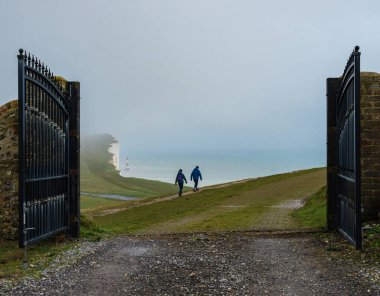 Beachy Head 'in kayalıklarında yürüyorum