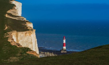 Sahildeki Deniz fenerine bakan Clifftop Manzarası