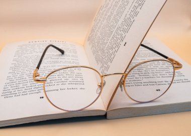 Kitap Sayfaları Üzerinde Dinlenen Okuma Gözlükleri
