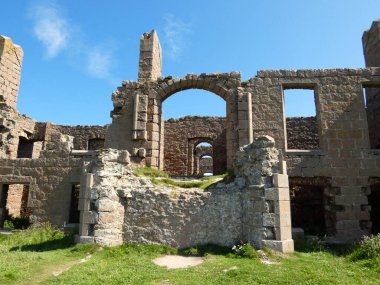 Slains Kalesi, İskoçya 'nın kuzeydoğu kıyısındaki engebeli deniz kayalıklarının tepesine çarpıcı bir şekilde tünemişti. Tarihi şatonun yıpranmış taş duvarları, yemyeşil otlar ve vahşi kıyı bitkileriyle çevrili derin mavi Kuzey Denizi 'ne tepeden bakar.