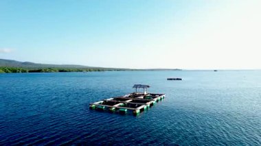 Kuzey Bali 'nin Buleleng kıyısında, havadan uçan ıstakoz çiftlikleri. yüzen balıkçı köyü