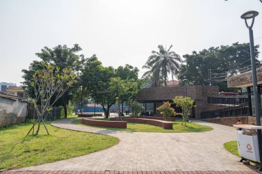 Jakarta - Endonezya, Mayıs 2025: Ragunan, Pasar Minggu, Güney Jakarta 'daki çocuk parkında sabah atmosferi