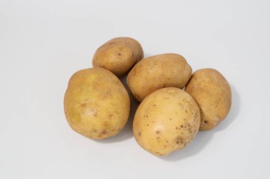 Taze patatesler. Beyaz arka planda izole edilmiş patatesler. Patatesleri sökün. Hasat koleksiyonu. organik, taze kazılmış patatesler. Sebzeler.