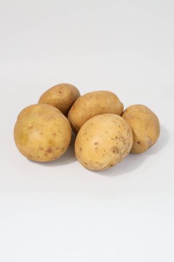 Taze patatesler. Beyaz arka planda izole edilmiş patatesler. Patatesleri sökün. Hasat koleksiyonu. organik, taze kazılmış patatesler. Sebzeler. 