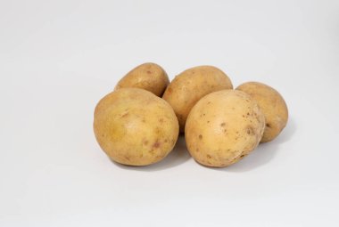 Taze patatesler. Beyaz arka planda izole edilmiş patatesler. Patatesleri sökün. Hasat koleksiyonu. organik, taze kazılmış patatesler. Sebzeler.