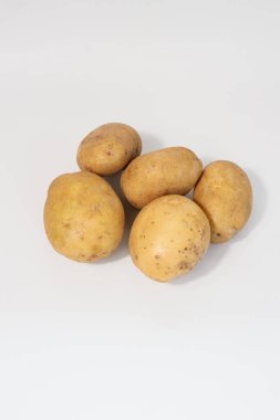Taze patatesler. Beyaz arka planda izole edilmiş patatesler. Patatesleri sökün. Hasat koleksiyonu. organik, taze kazılmış patatesler. Sebzeler. Üst görünüm