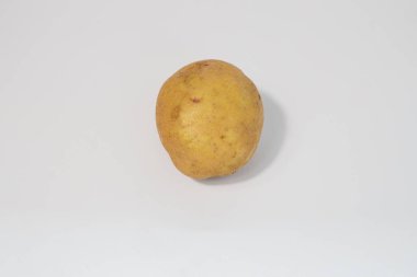 Taze taze patates. Patates beyaz arka planda izole edilmiş. Patates soyma. Organik, taze kazılmış patates. Sebze. Üst görünüm