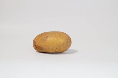 Taze taze patates. Patates beyaz arka planda izole edilmiş. Patates soyma. Organik, taze kazılmış patates. Sebze.