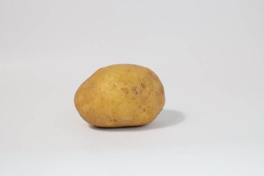 Taze taze patates. Patates beyaz arka planda izole edilmiş. Patates soyma. Organik, taze kazılmış patates. Sebze.