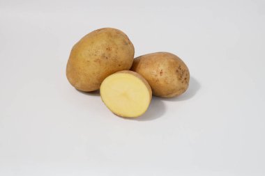 Taze taze patates ve yarısı. Beyaz arka planda izole edilmiş patatesler. Patatesleri sökün. Hasat koleksiyonu. organik, taze kazılmış patatesler. Sebzeler.