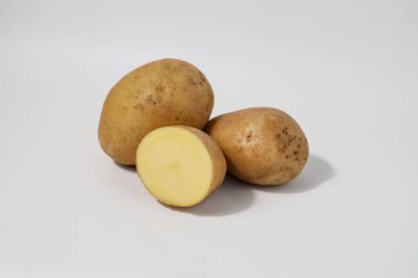 Taze taze patates ve yarısı. Beyaz arka planda izole edilmiş patatesler. Patatesleri sökün. Hasat koleksiyonu. organik, taze kazılmış patatesler. Sebzeler.