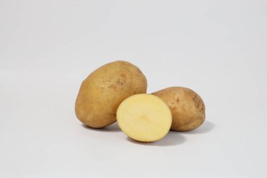 Taze taze patates ve yarısı. Beyaz arka planda izole edilmiş patatesler. Patatesleri sökün. Hasat koleksiyonu. organik, taze kazılmış patatesler. Sebzeler.