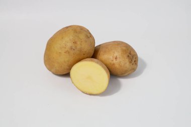 Taze taze patates ve yarısı. Beyaz arka planda izole edilmiş patatesler. Patatesleri sökün. Hasat koleksiyonu. organik, taze kazılmış patatesler. Sebzeler.