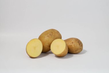 Taze taze patates ve yarısı. Beyaz arka planda izole edilmiş patatesler. Patatesleri sökün. Hasat koleksiyonu. organik, taze kazılmış patatesler. Sebzeler. Üst görünüm