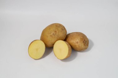 Taze taze patates ve yarısı. Beyaz arka planda izole edilmiş patatesler. Patatesleri sökün. Hasat koleksiyonu. organik, taze kazılmış patatesler. Sebzeler.