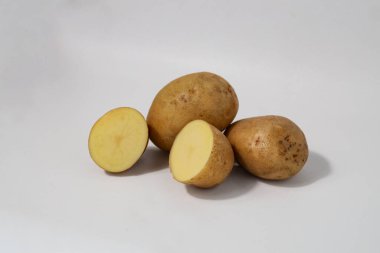 Taze taze patates ve yarısı. Beyaz arka planda izole edilmiş patatesler. Patatesleri sökün. Hasat koleksiyonu. organik, taze kazılmış patatesler. Sebzeler.