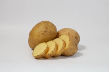 Taze taze patates dilimleri. Beyaz arka planda izole edilmiş patatesler. Patatesleri sökün. Hasat koleksiyonu. organik, taze kazılmış patatesler. Sebzeler. dilimler.