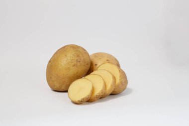 Taze taze patates dilimleri. Beyaz arka planda izole edilmiş patatesler. Patatesleri sökün. Hasat koleksiyonu. organik, taze kazılmış patatesler. Sebzeler. dilimler.