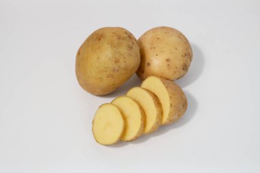 Taze taze patates dilimleri. Beyaz arka planda izole edilmiş patatesler. Patatesleri sökün. Hasat koleksiyonu. organik, taze kazılmış patatesler. Sebzeler. Dilimler. Üst görünüm
