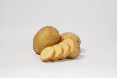 Taze taze patates dilimleri. Beyaz arka planda izole edilmiş patatesler. Patatesleri sökün. Hasat koleksiyonu. organik, taze kazılmış patatesler. Sebzeler. dilimler.