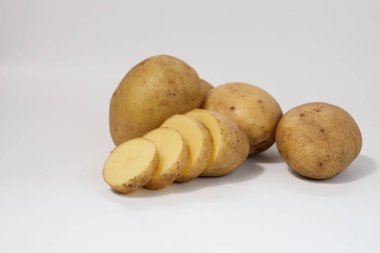 Taze taze patates dilimleri. Beyaz arka planda izole edilmiş patatesler. Patatesleri sökün. Hasat koleksiyonu. organik, taze kazılmış patatesler. Sebzeler. dilimler.