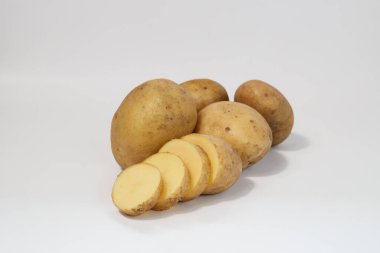 Taze taze patates dilimleri. Beyaz arka planda izole edilmiş patatesler. Patatesleri sökün. Hasat koleksiyonu. organik, taze kazılmış patatesler. Sebzeler. dilimler.