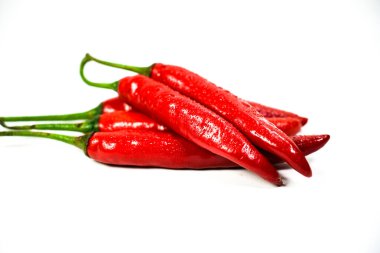 Red Hot Chili Peppers Damlacığı beyaz arkaplanda izole edilmiş su, kırpma yolu, tam derinlik