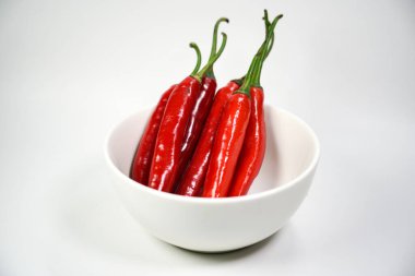 Red Hot Chili Peppers beyaz kasede servis edildi. Beyaz arka planda izole edilmiş, kırpma yolu, tam derinlik