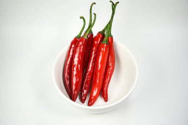 Red Hot Chili Peppers beyaz kasede servis edildi. Beyaz arka planda izole edilmiş, kırpma yolu, tam derinlik