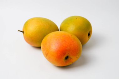 Mangga Gedong Gincu. Majalengka 'dan veya Majalengka, Batı Java' dan tropik Endonezya Mangoları. Mango Gedong Gincu, mis kokulu ve tatlıdır. Beyaz Arkaplanda İzole Edilmiş Mangolar
